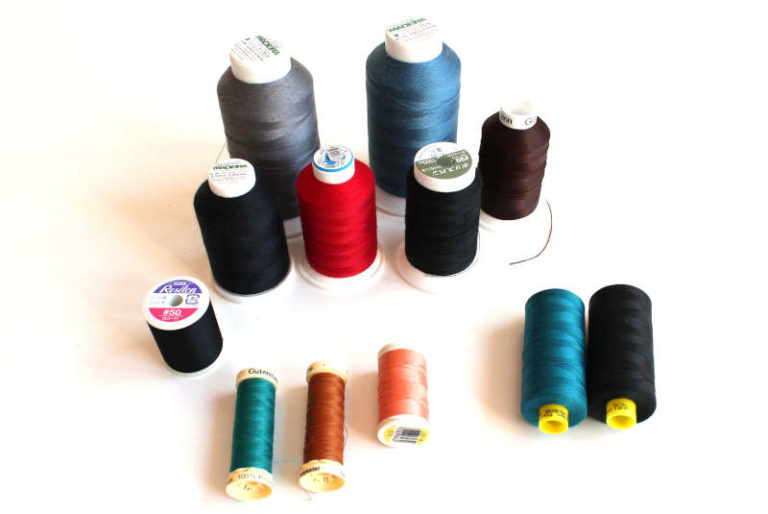 Hilo y materiales para coser telas elásticas