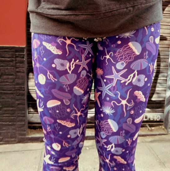 Mallas o leggings con tela de lycra estampada morado