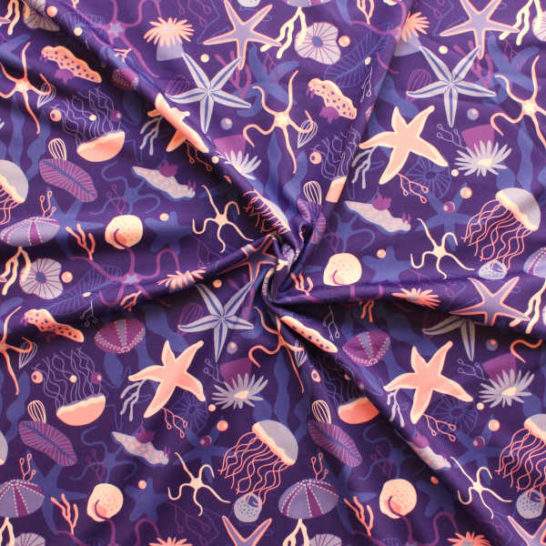 Tela de lycra estampada infantil morada animales marinos para leggings o bañador