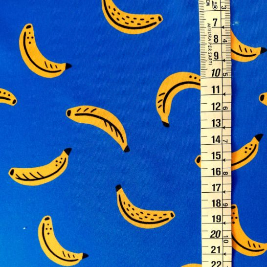 tela de lycra estampado plátanos con cinta métrica